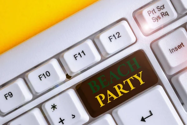 Manuscrito texto Beach Party. Conceito que significa festival pequeno ou grande realizado nas costas do mar geralmente usando biquíni Teclado pc branco com papel de nota vazio acima do espaço de cópia da chave de fundo branco . — Fotografia de Stock