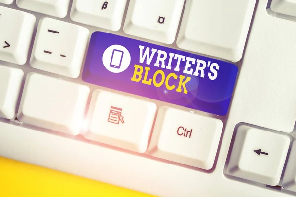 Escritura a mano Writer S Block. Concepto significado Condición de no poder pensar en qué escribir Teclado blanco para PC con papel de nota vacío sobre el espacio de copia de la tecla de fondo blanco . — Foto de Stock
