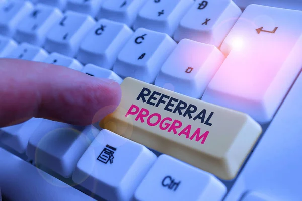 Nota escrita que muestra el Programa de Referencia. Foto de negocios mostrando empleados son recompensados por la introducción de reclutas adecuados Teclado de PC blanco con papel de nota sobre el fondo blanco . — Foto de Stock