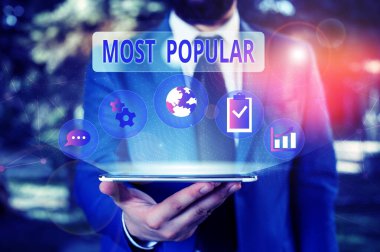 El yazısı metin En Popüler. Kavram anlamı Sevdim Bir toplumda gösteren çoğunluğu tarafından Zevk Erkek giyim resmi iş elbisesi akıllı cihaz kullanarak sunum sunan.