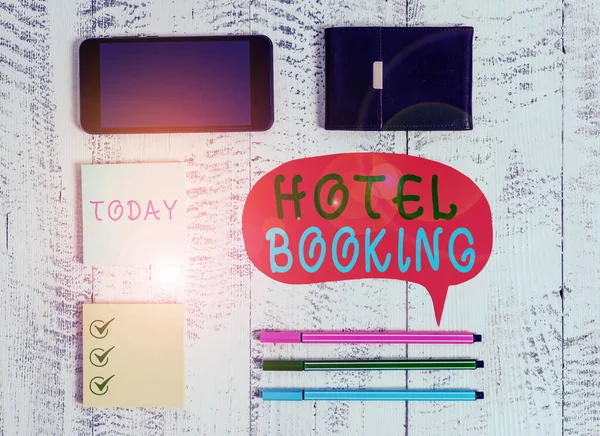 Woord tekst schrijven Hotel Booking. Business concept voor online reserveringen presidentiële suite de luxe Hospitality smartphone pennen lege toespraak bubble Sticky Notes portemonnee houten achtergrond. — Stockfoto