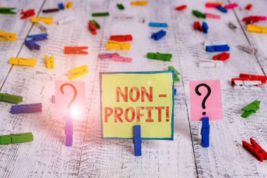 El yazısı metin Kar Amacı Gütmeyen. Temel anlamı, ahşap masaya yerleştirilen ataçlarla karalama lı ve parçalanan sac, kar organizasyonu yapmak veya yapmak için yapılmamış.