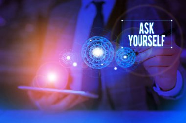 Kendine Sor'u gösteren not yazma. İş fotoğraf showcasing Gelecek Anlam ve Yaşam Hedefleri Amaç Kadın akıllı cihaz kullanarak sunum sunan resmi iş elbisesi giymek düşünme.