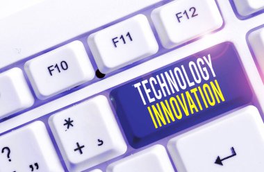 Teknoloji İnovasyonunu gösteren not yazma. Beyaz arka plan üzerinde not kağıdı ile ürünlerin önemli teknolojik değişiklikler vitrine İş fotoğraf Beyaz pc klavye.