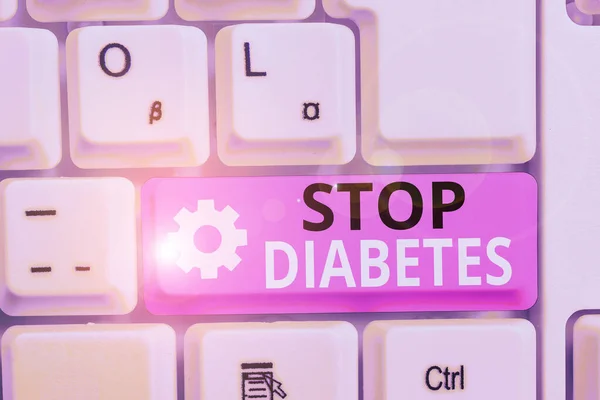Psaní poznámky ukazující stop diabetes. Obchodní fotografie na fotografii hladina cukru v krvi je vyšší než normální klávesnice.. — Stock fotografie