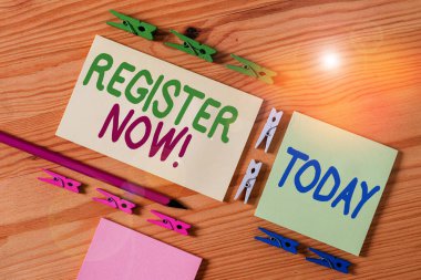 El yazısı metin Şimdi kaydolun. Kavram resmi liste veya kayıt gösteren veya web veya forum Renkli clothespin kağıtları boş hatırlatma ahşap zemin arka plan ofis içine şeyler anlamı.