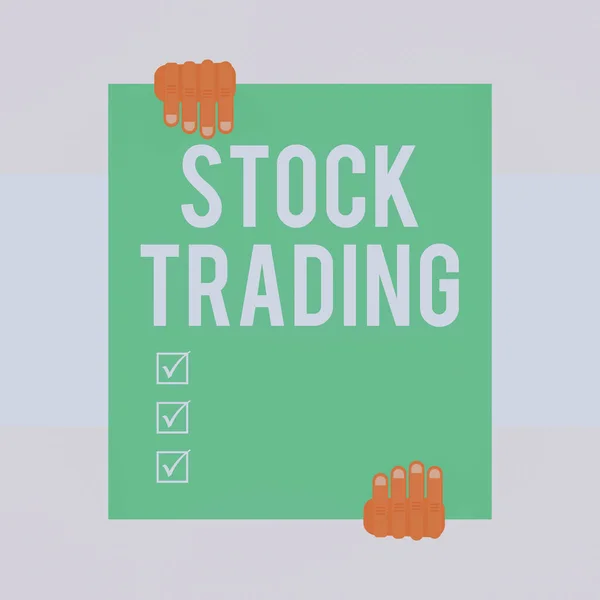 Nota di scrittura che mostra Stock Trading. Business photo showcase Comprare e vendere titoli elettronicamente sul piano di scambio Due mani che tengono grande rettangolo vuoto verso il basso sfondo geometrico . — Foto Stock