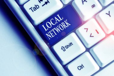 Yerel Ağı gösteren metin işareti. Kavramsal fotoğraf Intranet Lan Radyo Dalgaları Dsl Boradband Switch Bağlantı Beyaz pc klavye beyaz arka plan tuşu kopyalama alanı üzerinde boş not kağıdı ile.