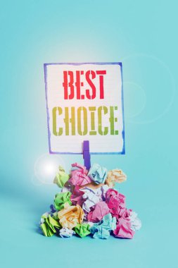Kelime yazma metni Best Choice. İki veya daha fazla olasılık arasında seçme veya karar verme eylemi için iş konsepti Hatırlatma kazık renkli buruşuk kağıt clothespin hatırlatma mavi arka plan.