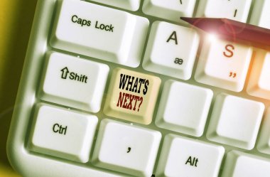 Sonraki Soru Ne Olduğunu gösteren metin işareti. Onun gelen eylemleri veya davranışları hakkında gösteren kavramsal fotoğraf Beyaz pc klavye beyaz arka plan tuşu kopyalama alanı üzerinde boş not kağıdı ile.