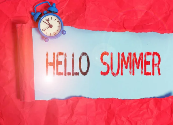 Письменный текст Hello Summer. Бизнес-концепция для приветствия самого теплого сезона года приходит после весны . — стоковое фото