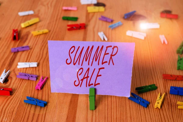 Teks tulisan tangan Summer Sale. Konsep yang berarti acara diskon tahunan yang berlangsung selama musim panas Kertas jepitan berwarna pengingat kosong latar belakang lantai kayu . — Stok Foto