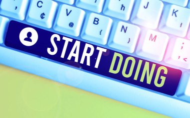 Kelime yazma metni Yapmaya Başla. Şu anda eylem ile gitmek isteyen biri için iş kavramı beyaz arka plan tuşu kopyalama alanı üzerinde boş not kağıdı ile Beyaz pc klavye tereddüt etmeyin.