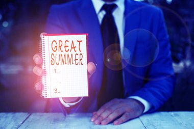 Büyük Yaz'ı gösteren bir metin işareti. Kavramsal fotoğraf Having Fun Good Sunshine Plaja Gidiyor Enjoy açık Man önünde kopya alanı ile boş kağıt tutar.