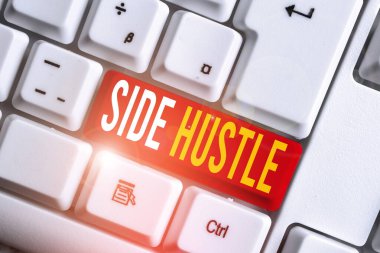 El yazısı metin yazma Side Hustle. Kavram anlamı yolu beyaz arka plan tuşu kopyalama alanı üzerinde boş not kağıdı ile Beyaz pc klavye takip etmek için esneklik sağlayan bazı ekstra para yapmak.