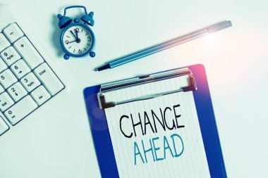 İleride Değişimi gösteren kavramsal el yazısı. İş fotoğraf vitrin Bazı değişiklikler perspektif Standby Düz saat pc klavye ve not kağıdı ile masanın üzerinde yatıyordu gerçekleşmesi için bekleyen.