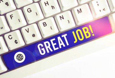 Büyük İş'i gösteren bir not yazıyorum. İş fotoğraf vitrin beyaz arka plan üzerinde not kağıdı ile çok iyi Beyaz pc klavye yapmış bir şey için birini öven kullanılır.