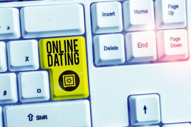 El yazısı metin Online Dating. Kavram anlamı Eşleştirme İlişkileri edating Görüntülü Sohbet Beyaz pc klavye beyaz arka plan tuşu kopyalama alanı üzerinde boş not kağıdı ile.