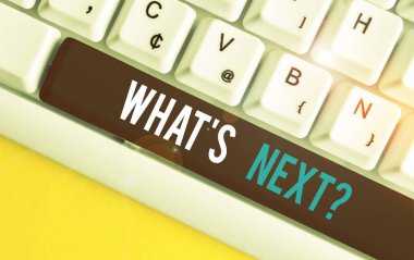 El yazısı metin Ne S Sonraki Soru. Kavram anlamı onun gelen eylemleri veya davranışları hakkında gösteren beyaz pc klavye beyaz arka plan tuşu kopyalama alanı üzerinde boş not kağıdı ile.