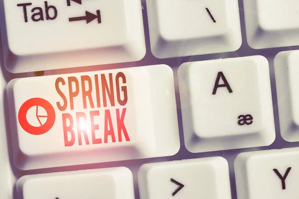 Escritura a mano conceptual que muestra las vacaciones de primavera. Foto de negocios mostrando Período de vacaciones en la escuela y las universidades durante la primavera Teclado con papel de nota en el espacio de copia clave de fondo blanco . — Foto de Stock