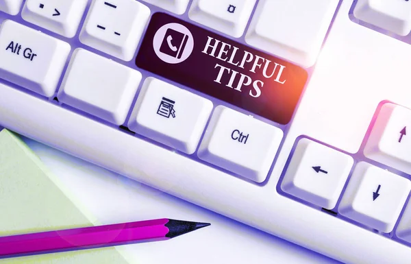 Textstellen sind hilfreiche Tipps. Business-Konzept für ask a expert solutions Hinweise Beratung Warnung weiße PC-Tastatur mit leerem Notizpapier über weißem Hintergrund Schlüssel Kopierraum. — Stockfoto