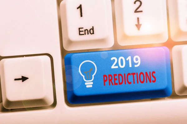 Пишу записку с прогнозами на 2019 год. Деловое фото, демонстрирующее заявление о том, что, по вашему мнению, произойдет в 2019 году . — стоковое фото