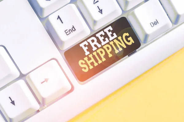 Tulisan kata Free Shipping. Konsep bisnis untuk Kargo Kargo Barang Konsinyasi Lading Payload Dispatch Cartage Keyboard pc putih dengan kertas catatan kosong di atas ruang fotokopi kunci latar belakang putih . — Stok Foto