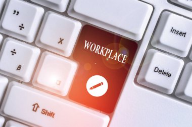 İşyeri yazma el yazısı metin. Kavram anlamı İş emirlerini yaparken yoğun bulabileceğiniz alan Beyaz pc klavyesi beyaz arka plan tuşu kopyalama alanının üzerinde boş not kağıdı ile.