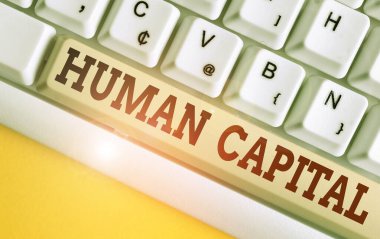 Huanalysis Capital'i gösteren bir metin işareti. Kavramsal fotoğraf Maddi Olmayan Kolektif Kaynaklar Yetkinlik Sermaye Eğitimi Beyaz bilgisayar klavyesi beyaz arka plan anahtar kopyalama alanı üzerinde boş not kağıdı ile.