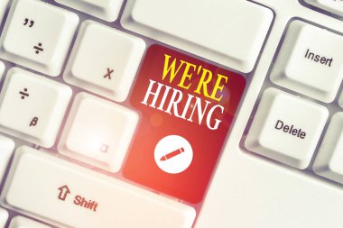 El yazısı metin yazma Biz İşe. Kavram anlamı Reklam İstihdam İşgücü Yerleştirme Yeni İş Beyaz pc klavye beyaz arka plan anahtar kopyalama alanı üzerinde boş not kağıdı ile.