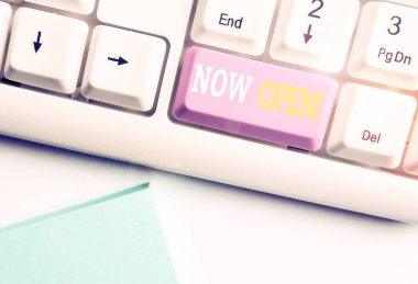 Word yazma metni Şimdi Aç. Bu geçerli zamanda kapalı veya kapalı olmayan kapı veya pencereler için iş konsepti Beyaz arka plan tuşu kopyalama alanı üzerinde boş not kağıdı ile Beyaz pc klavye.