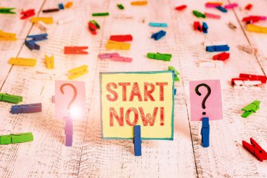 El yazısı metni Şimdi Başlat. Kavram anlamı çalışma ya da hemen ahşap masaya yerleştirilen ataş ile karalanmış ve parçalanan levha şeyler yapıyor tereddüt etmeyin.