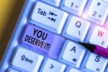 You Deserve It. İş fotoğraf metni gösteren kavramsal el yazısı onların nitelikleri veya eylemleri beyaz arka plan üzerinde not kağıdı ile Beyaz pc klavye nedeniyle olmalıdır.