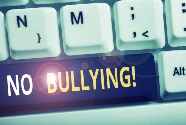 Kelime yazma metni No Bullying. Çocuklar arasında agresif davranışı durdurmak için iş konsepti güç dengesizliği Beyaz pc klavye beyaz arka plan anahtar kopyalama alanı üzerinde boş not kağıdı ile.