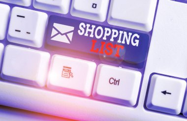 Alışveriş Listesini gösteren kavramsal el yazısı. İş fotoğraf vitrin Disiplin yaklaşımı alışveriş için Temel Öğeler beyaz arka plan üzerinde not kağıdı ile Beyaz pc klavye satın almak.