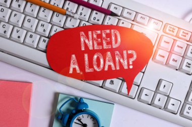 El yazısı metin Bir Kredi Soru gerekir. Kavram o para ihtiyacı beklenen faiz ile geri ödenen boş kopya alanı kırmızı not kağıt kabarcık pc klavye üzerinde metin mesajı için soran anlamı.