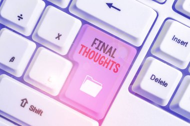 El yazısı metin Final Thoughts. Kavram sonuç veya sonuç içinde son birkaç cümle anlamı Beyaz pc klavye beyaz arka plan tuşu kopyalama alanı üzerinde boş not kağıdı ile.