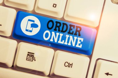 Order Online'ı gösteren kavramsal el yazısı. İş fotoğraf metin Beyaz arka plan anahtar kopyalama alanı üzerinde not kağıdı ile internet Klavye üzerinden satıcılardan mal ve hizmet satın alma.