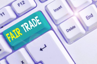 Kelime yazma metin Adil Ticaret. Bir analysisufacturer tarafından Küçük artış için İş konsepti beyaz arka plan tuş kopyalama alanı üzerinde boş not kağıdı ile bir üretici Beyaz pc klavye ne ödenen.