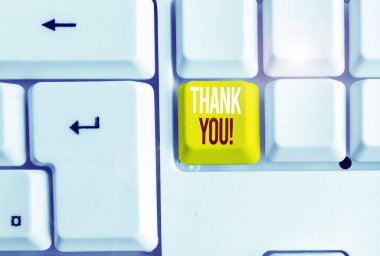 El yazısı metin yazma Thank You. Kavram anlamı kibar ifade hediye hizmeti iltifat kabul ederken kullanılan beyaz arka plan tuşu kopyalama alanı üzerinde boş not kağıdı ile Beyaz pc klavye.