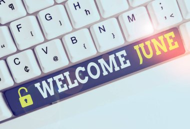 El yazısı metin Hoşgeldiniz Haziran. Kavram anlamı Takvim Altıncı Ay İkinci Çeyrek Otuz gün Selamlar Beyaz pc klavye beyaz arka plan tuşu kopyalama alanı üzerinde boş not kağıdı ile.