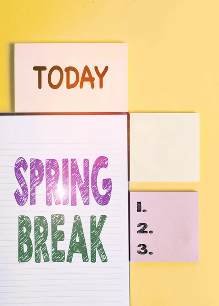 Word scrittura testo Vacanze di primavera. Business concept per il periodo delle vacanze a scuola e nelle università durante la primavera Carte vuote colorate con spazio di copia sulla tabella di sfondo giallo . — Foto Stock