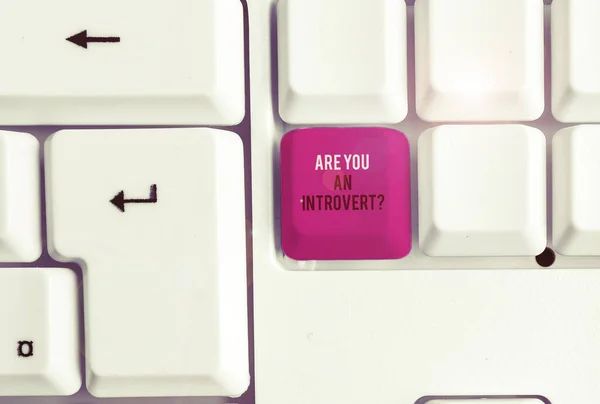 Kavramsal el yazma gösteren Bir Introvertquestion are You. Beyaz arka plan üzerinde not kağıdı ile içe zihinsel Beyaz pc klavye açmak eğilimindedir gösteren İş fotoğraf metin. — Stok fotoğraf
