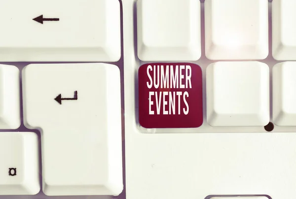 Schrijf notitie met zomer evenementen. Zakelijke fotopresentatie viering evenementen die plaatsvindt tijdens de zomer wit PC-toetsenbord met notitie papier boven de witte achtergrond. — Stockfoto