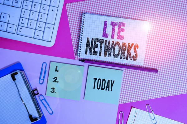 Lte Networks'ü gösteren metin işareti. Kavramsal fotoğraf Kablosuz iletişim için mevcut en hızlı ağ bağlantısı Renkli düz tablonun üzerine yerleştirilen donanımları ve bilgisayar malzemeleri. — Stok fotoğraf