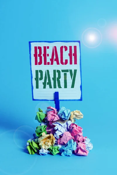 Texte d'écriture de mot Beach Party. Concept d'entreprise pour petit ou grand festival organisé sur les rives de la mer portant habituellement bikini rappel pile de papier froissé coloré pinces à linge rappel fond bleu . — Photo