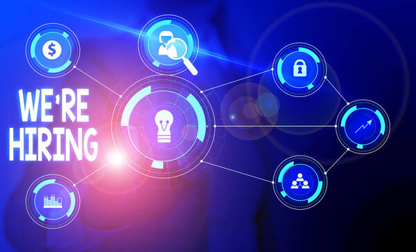 Текстовый знак показывает, что мы снова нанимаем. Концептуальные фото Реклама занятости трудовых ресурсов Размещение новой работы Женщина носить официальный рабочий костюм презентация с использованием смарт-устройство
.