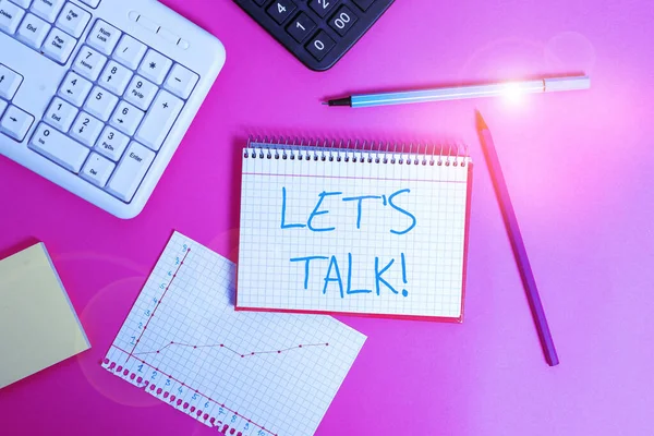 Woord tekst schrijven laat S is praten. Business concept voor suggereren in het begin van een gesprek over het onderwerp schrijven van apparatuur en computer voeders geplaatst boven klassieke houten tafel. — Stockfoto