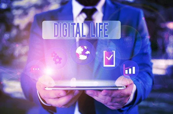 Słowo pisanie tekstu Digital Life. Koncepcja biznesowa dla życia w świecie połączonym przez Internet Multimedia mężczyzna nosić strój formalne pracy prezentacji za pomocą inteligentnego urządzenia. — Zdjęcie stockowe
