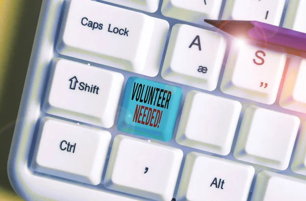 Escrita de mão conceitual mostrando Voluntário Necessário. Texto da foto do negócio pedindo demonstrando para trabalhar para a organização sem ser pago Teclado branco do PC com papel de nota acima do fundo branco . — Fotografia de Stock